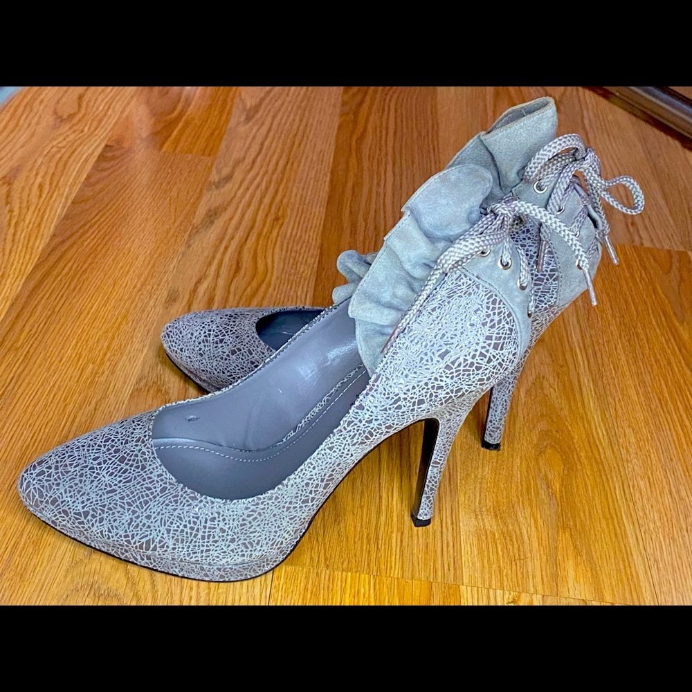 BCBG grey leather ruffle corset pumps